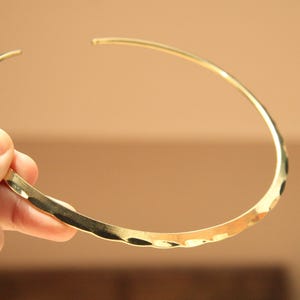 Inspired by ancient traditions, this golden brass choker is a fusion of Viking power and Celtic elegance. Its brutalist, rigid design makes it ideal for lovers of unique, artisan jewelry with strong energy and symbolism.
