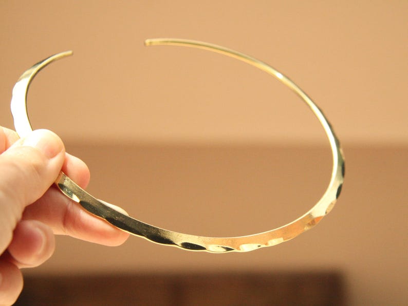 Inspired by ancient traditions, this golden brass choker is a fusion of Viking power and Celtic elegance. Its brutalist, rigid design makes it ideal for lovers of unique, artisan jewelry with strong energy and symbolism.
