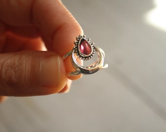 Anillo de luna creciente de plata con piedra granate. Anillo ajustable. Anillo gótico. Anillo de bruja. SUAYART.
