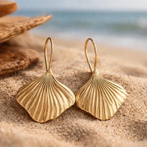 Goldene Muschel Ohrringe aus Messing – Lange Muschel Ohrringe – Eleganter Schmuck für Meerjungfrauen – SUAYART