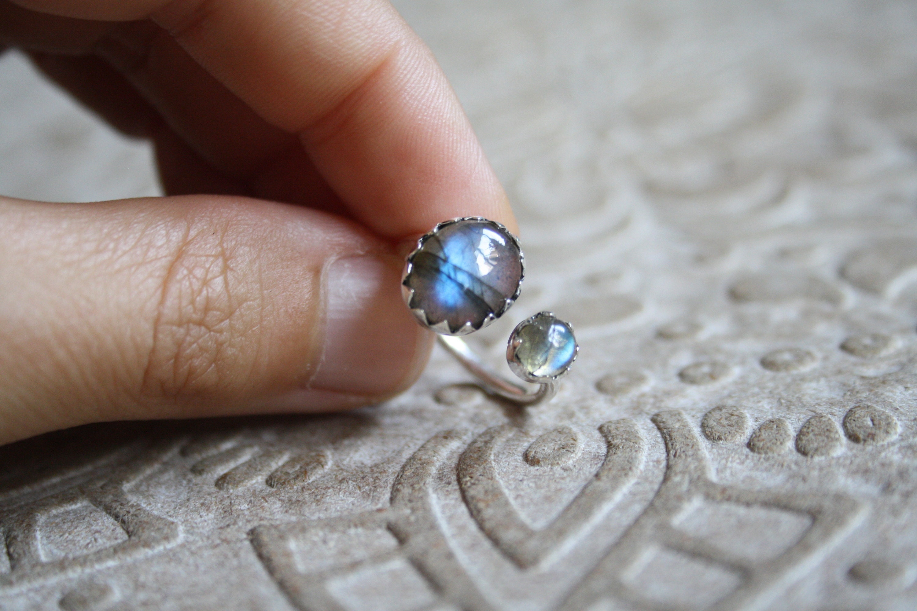 Anillo labradorita de plata ajustable. Anillo con piedras grandes y vistosas. Joyas místicas y elegantes. Anillo bruja. SUAYART.