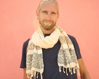 Fine hand-printed beige cotton scarf. Printing with block print. Multipurpose scarf. 100% cotton. Unisex. SUAYART.