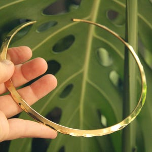 Minimalist yet fierce, this handmade choker in golden brass evokes the strength of Viking warriors and the grace of Celtic goddesses. Its open rigid form is lightweight, hypoallergenic, and fits all styles — from everyday looks to bold fashion statements.