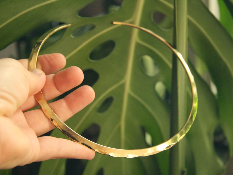 Minimalist yet fierce, this handmade choker in golden brass evokes the strength of Viking warriors and the grace of Celtic goddesses. Its open rigid form is lightweight, hypoallergenic, and fits all styles — from everyday looks to bold fashion statements.