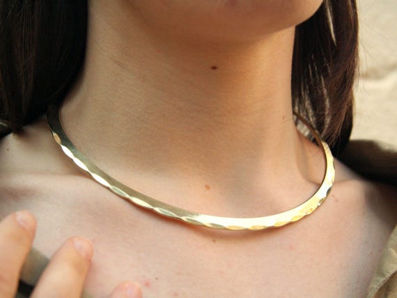 Collar Rígido de Latón Dorado | Gargantilla Estilo Celta y Vikinga | Joyería Artesanal Brutalista | SUAYART |