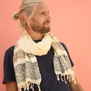 Bufanda fina de algodón beige estampado a mano. Impresión con block print. Bufanda multiusos. Pañuelo de algodón 100%.  Unisex. SUAYART.