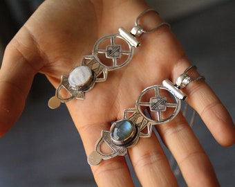 Colgante bereber de plata con Labradorita o Piedra Luna. Collar tuareg del desierto. Amuleto para la protección y la orientación. SUAYART.