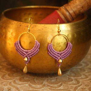 Pendientes de Macramé Coloridos Hechos a Mano – Joyas Boho de Verano con Latón y Cierre Hipoalergénico。スアヤルト。