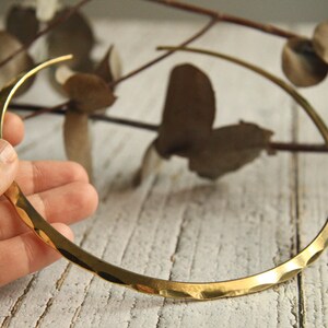 Timeless and symbolic, this golden brass choker necklace features a rigid design rooted in Viking and Celtic traditions. Handmade for comfort and strength, it adds a touch of mythology and modern minimalism to your jewelry collection.