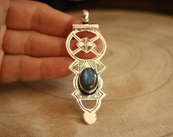 Colgante bereber de plata con Labradorita. Joyería mística del desierto del Sahara. Amuleto para la protección y la orientación. SUAYART.