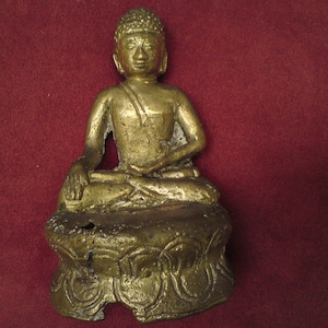 Puede incluir: Una estatua dorada de Buda sentada en una postura meditativa sobre una base de loto. La estatua está hecha de metal y tiene un diseño detallado.