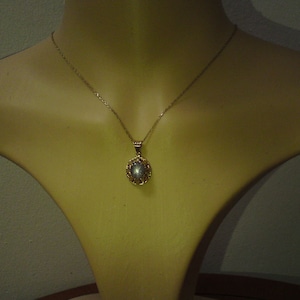 14ct 585 yellow gold & two carat solitaire cabochon oval gray star sapphire pendant