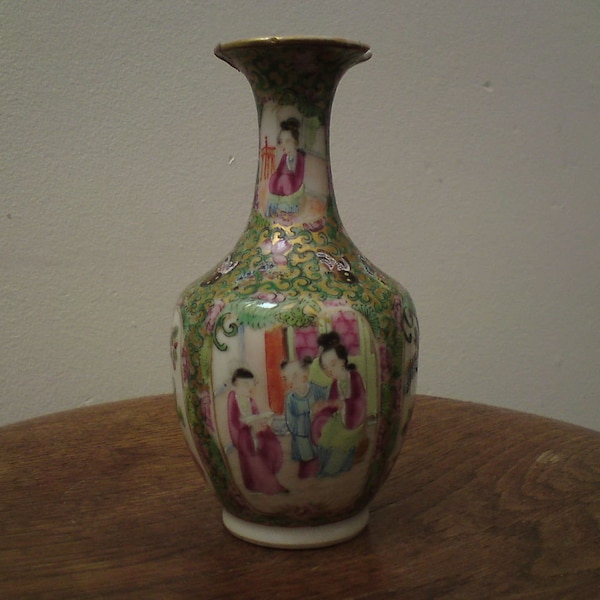 Petit vase en porcelaine de Chine Canton famille rose XIXème siècle