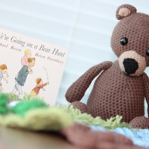 Tapete Bear and Play para brincar com os dedos / Padrão de crochê / Amigurumi / Inspirado em &quot;Estamos indo em uma caça ao urso&quot;