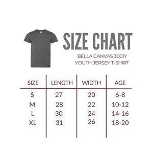 Puede incluir: Tabla de tallas para camisetas de jersey para j&oacute;venes Bella Canvas 3001Y. La tabla muestra las tallas S, M, L y XL con las longitudes, anchuras y rangos de edad correspondientes en pulgadas.