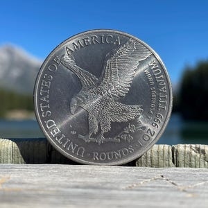 Moneda redonda de titanio de 1 oz - Diseño de moneda American Eagle - 1 onza (31 g) de titanio fino [Ti] (acuñado)