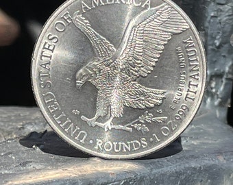 1 uncja tytanu okrągła – wzór monety American Eagle – 1 uncja (31 g) drobnego tytanu [Ti] (wybity)