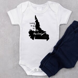 Neufundland und Labrador Strampelanzug, Geschenk zur Babyparty, geboren in Labrador Baby Outfit, Big Land Baby Outfit, Newfie Mama Neugeborenen Geschenk