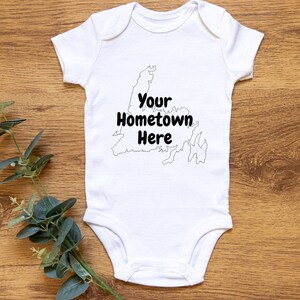 Personalisiertes Neufundland Stadt Baby Ankündigung Shirt, Newfie Babypartygeschenk, benutzerdefinierte Neufundland Karte Heimatstadt Strampelanzug, neue Eltern Geschenk