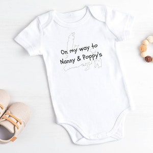 Body personnalisé pour nouveau-né avec carte de Terre-Neuve, tenue pour premier tour en avion, cadeau de bébé personnalisé pour les nouveaux grands-parents, chemise de faire-part pour bébé