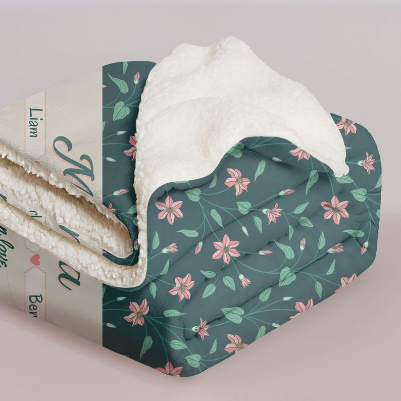Pu&ograve; includere: Una coperta piegata con un motivo floreale nei toni del verde acqua, rosa e verde. La coperta ha una morbida fodera in sherpa bianca. Sulla coperta &egrave; stampato il nome "Liam".