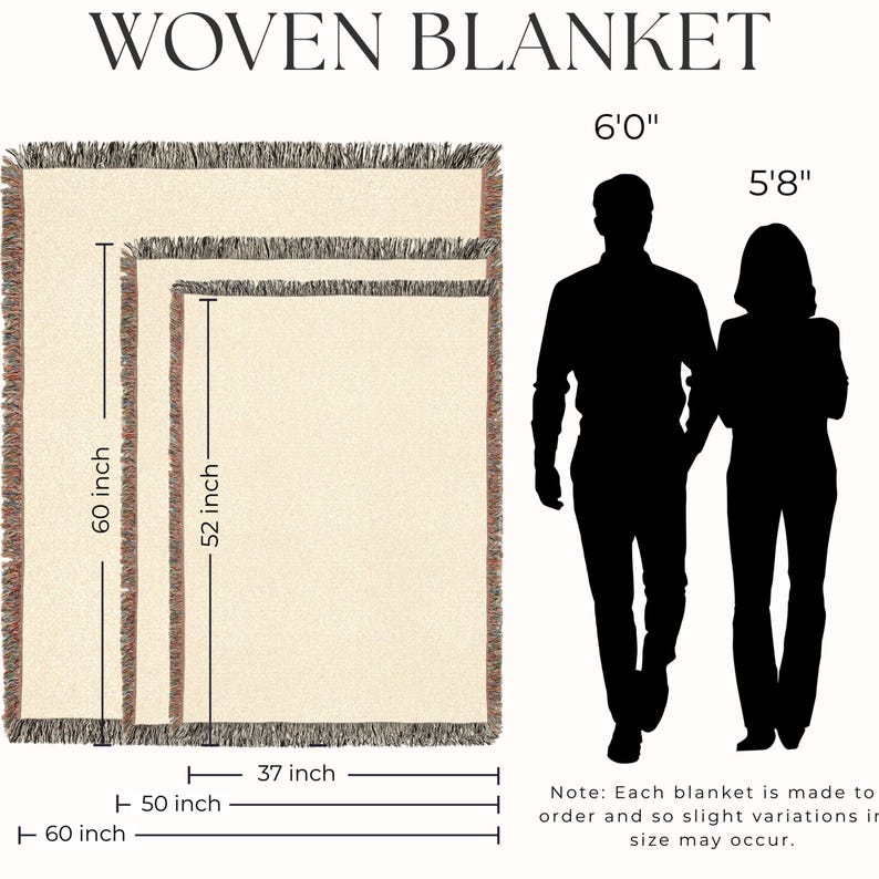 Pu&ograve; includere: Sono mostrate coperte tessute color crema con bordi sfrangiati, in diverse dimensioni. La coperta pi&ugrave; grande misura 152 cm x 152 cm, quella media 132 cm x 94 cm. Il testo "WOVEN BLANKET" &egrave; in alto.