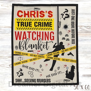 Può includere: Una coperta beige per guardare i veri crimini con la scritta "Chris's True Crime Watching Blanket" in rosso e nero. La coperta presenta elementi della scena del crimine come impronte, punti interrogativi e una silhouette di detective. La coperta misura 127 x 152 cm.