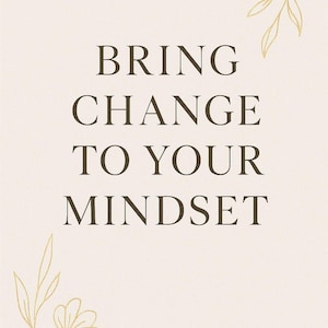 Może przedstawiać: Beżowe tło z tekstem "BRING CHANGE TO YOUR MINDSET" w ciemnobrązowym kolorze. Delikatne złote ilustracje kwiatowe w rogach. Tekst "BY SAIMA STUDIOS" znajduje się na dole.