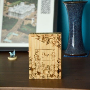 Caixa de bambu personalizada com padrão floral