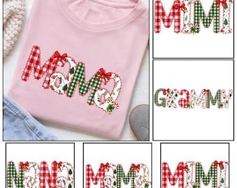 Può includere: Una maglietta rosa chiaro con la parola "Mama" in un carattere decorativo. Le lettere sono un mix di quadretti rossi e bianchi, quadretti verdi e bianchi e bianco con motivi natalizi. Fiocchi rossi adornano le lettere.
