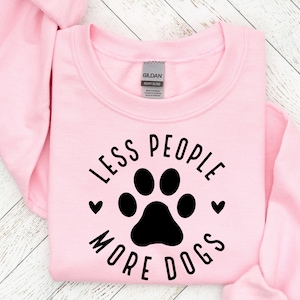 Menos gente, más perro, SVG, mamá SVG, pata SVG, amante de los perros, mamá peluda, SVG positivo, letrero redondo para puerta de entrada, cachorro SVG, refranes de perros, clipart de perro