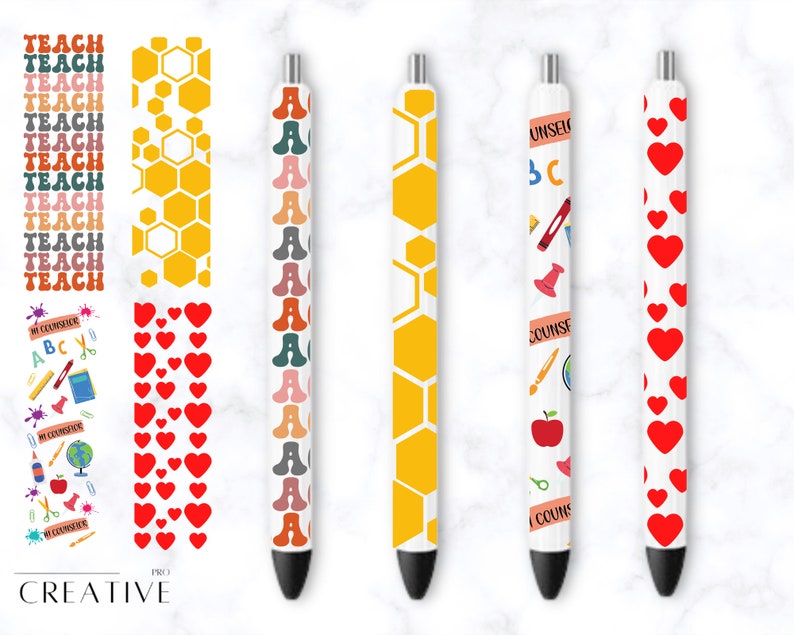 K&ouml;nnte beinhalten: F&uuml;nf wei&szlig;e Stifte mit verschiedenen bunten Designs. Die Designs umfassen ein Wabenmuster, einen sich wiederholenden Buchstaben A, ein Muster aus Schulutensilien und ein Muster aus roten Herzen.