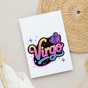 Op de afbeelding: Een witte kaart met het woord "Virgo" in een kleurrijk, gestileerd lettertype met een zwarte omlijning. Het ontwerp bevat een silhouet van een vrouw en steraccenten, met een kleurengradi&euml;nt van geel, roze en blauw.