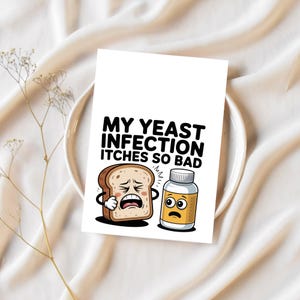 K&ouml;nnte beinhalten: Eine wei&szlig;e Karte mit dem Text "MY YEAST INFECTION ITCHES SO BAD" zeigt Cartoon-Illustrationen eines Brotlaibs mit einem betr&uuml;bten Gesicht und einer Medikamentenflasche mit einem traurigen Ausdruck.