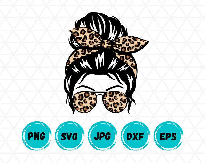 Op de afbeelding: Een digitale illustratie van een vrouw met een rommelig knotje dat een zonnebril met luipaardprint en een luipaardprint hoofdband draagt. De afbeelding is omgeven door vijf turquoise cirkels met de woorden PNG, SVG, JPG, DXF en EPS.