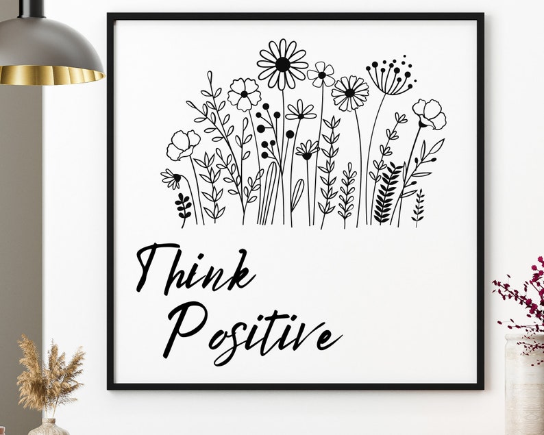 Puede incluir: Arte de pared imprimible en blanco y negro con un dise&ntilde;o floral y el texto "Think Positive".
