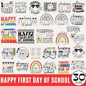 Puede incluir: Una colección de 30 diseños SVG con diferentes frases e ilustraciones relacionadas con el primer día de escuela. Los diseños incluyen frases como "Feliz primer día de escuela", "Bienvenidos de vuelta a la escuela" y "Primer día de escuela". Las ilustraciones incluyen un arcoíris, un lápiz, una regla, un libro y una cara sonriente.
