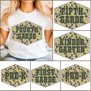 Könnte beinhalten: Weißes T-Shirt mit einem sechseckigen Grafikdesign, das "FOURTH GARDE" in fetter Schrift zeigt, mit einem Tarnmuster in Grün, Braun und Beige. Weitere Grafiken zeigen "FIFTH GARDE", "KINDER GARTEN", "PRE-K" und "FIRST GARDE".