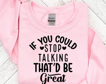 Op de afbeelding: Roze sweatshirt met zwarte tekst die "Als je kon stoppen met praten, zou dat geweldig zijn" luidt, met twee kleine hartjes boven het woord "stoppen".