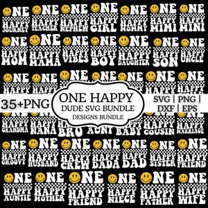 Puede incluir: Un diseño gráfico negro con las palabras "ONE HAPPY" y términos familiares como "Mamá", "Papá" y "Hermana". Cada palabra tiene una carita sonriente y un patrón de tablero de ajedrez. El diseño incluye "35+PNG" y "SVG | PNG | DXF | EPS."