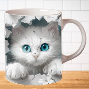 Pu&ograve; includere: Tazza in ceramica bianca con un gattino bianco che spunta da un buco sul lato. Il gattino ha occhi azzurri brillanti ed &egrave; circondato da fiori bianchi.
