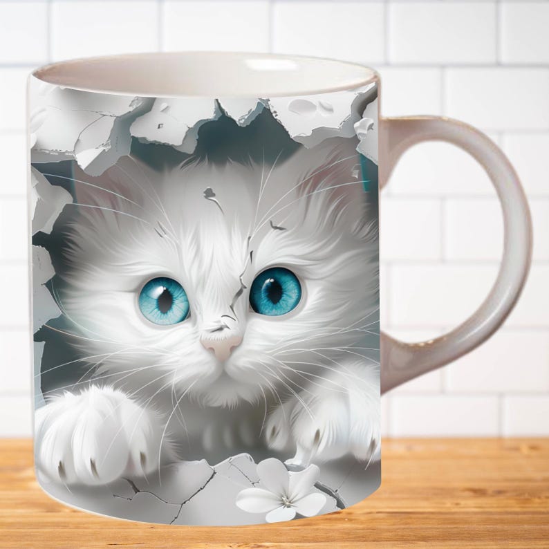 Pu&ograve; includere: Tazza in ceramica bianca con un gattino bianco che spunta da un buco sul lato. Il gattino ha occhi azzurri brillanti ed &egrave; circondato da fiori bianchi.