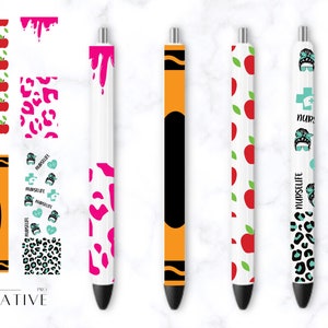 K&ouml;nnte beinhalten: F&uuml;nf verschiedene Designs f&uuml;r Stiftverpackungen. Die Designs umfassen ein rotes Apfelmuster, einen rosafarbenen Leopardenprint, einen rosafarbenen Farbklecks, einen schwarzen und orangen Stift und ein blaugr&uuml;nes und schwarzes &bdquo;Nurse Life&ldquo;-Design.