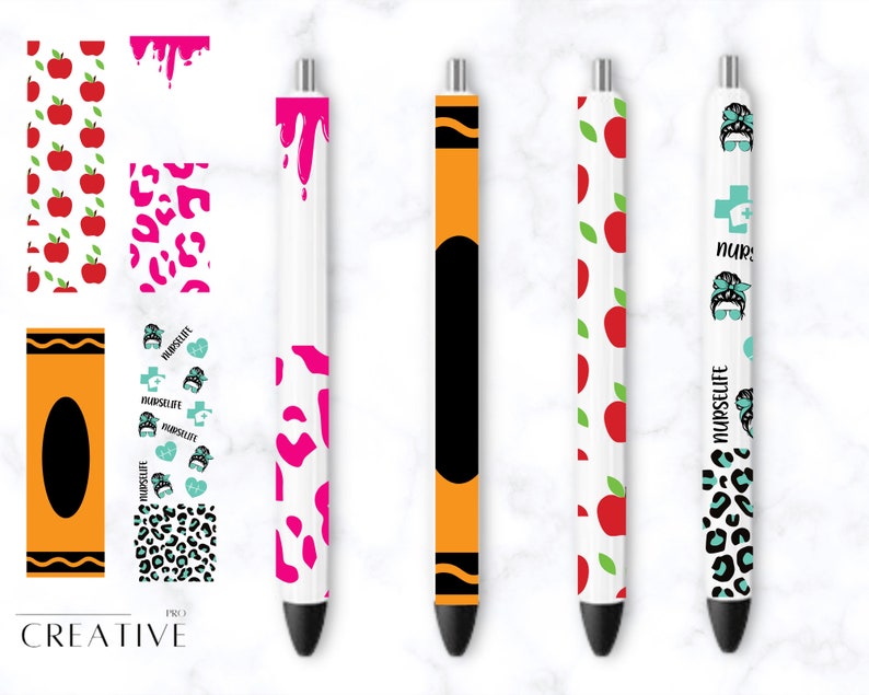 K&ouml;nnte beinhalten: F&uuml;nf verschiedene Designs f&uuml;r Stiftverpackungen. Die Designs umfassen ein rotes Apfelmuster, einen rosafarbenen Leopardenprint, einen rosafarbenen Farbklecks, einen schwarzen und orangen Stift und ein blaugr&uuml;nes und schwarzes &bdquo;Nurse Life&ldquo;-Design.