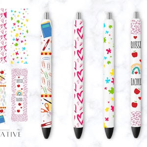 K&ouml;nnte beinhalten: Vier wei&szlig;e Stifte mit verschiedenen bunten Designs. Die Designs beinhalten Herzen, Puzzle-Teile, Leopardenmuster und einen Regenbogen mit den Worten "Blessed Teacher".
