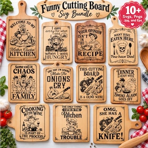Può includere: Una collezione di dieci taglieri in legno con illustrazioni incise al laser in nero e testi umoristici, tra cui frasi come Mother Cluckin Kitchen, This Cutting Board Is A Crime Scene e OMG, She Has A Knife.
