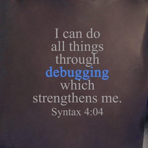 Peut inclure: Un t-shirt gris foncé avec le texte "I can do all things through debugging which strengthens me. Syntax 4:04" imprimé sur le devant.