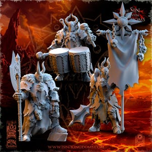 Può includere: Tre miniature di guerrieri fantasy stampate in 3D di colore grigio. Il guerriero a sinistra tiene un'ascia grande. Il guerriero al centro tiene due tamburi. Il guerriero a destra tiene uno stendardo con il testo "The Sin of Seven Kingdoms".
