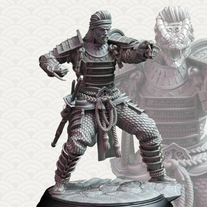 Puede incluir: Una figura gris y detallada de un guerrero samurái en posición de combate. El guerrero lleva una armadura tradicional y una cinta para la cabeza. La figura está de pie sobre una base gris.