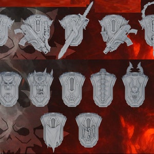 Puede incluir: Un conjunto de 12 escudos de metal impresos en 3D con varios diseños, incluidos cráneos, espadas y pistolas. Los escudos son grises y tienen una superficie texturizada.